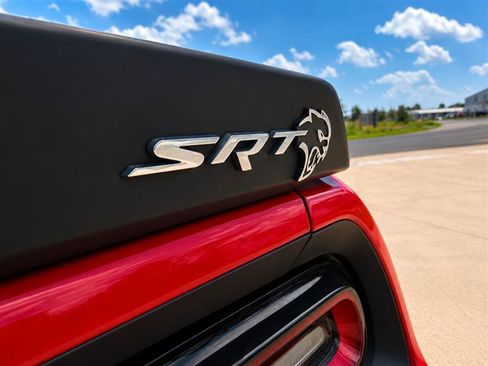 Used 2015 Dodge Challenger SRT Hellcat RWD image 16