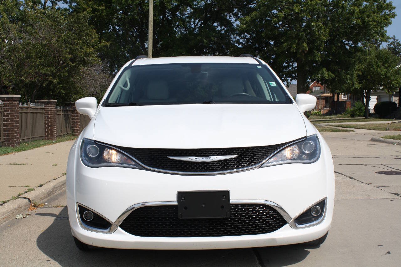 Used 2017 Chrysler Pacifica Touring-L FWD image 3