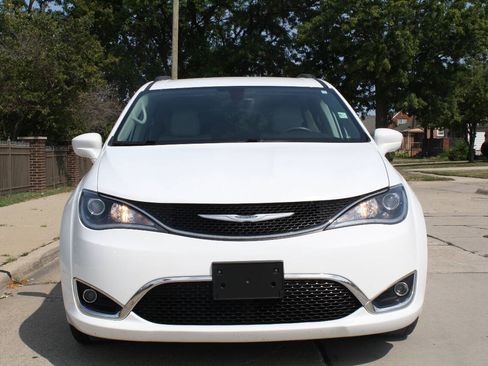 Used 2017 Chrysler Pacifica Touring-L FWD image 3