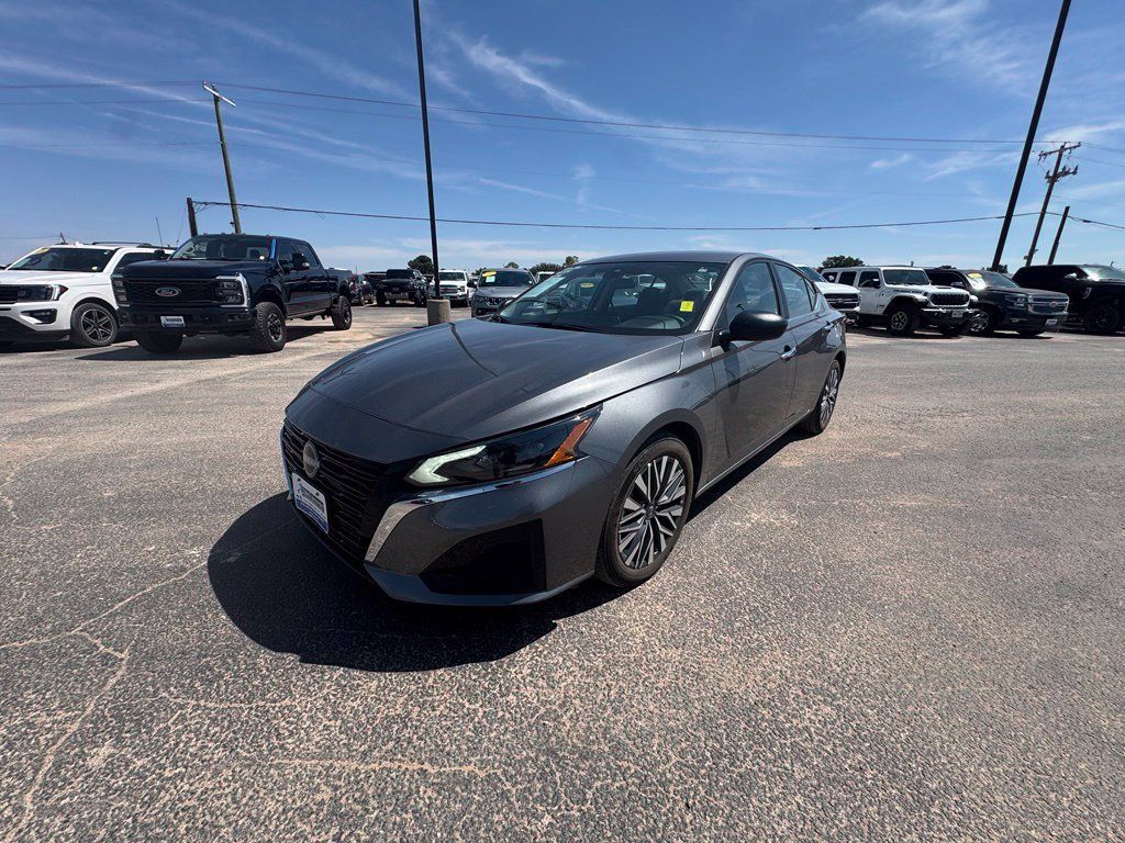 Used 2025 Nissan Altima 2.5 SV FWD image 1