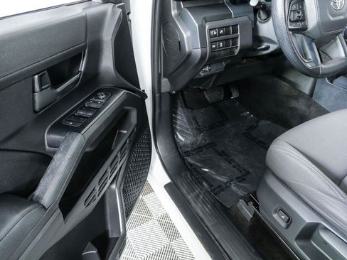 Used 2025 Toyota Tacoma SR AWD/4WD image 7