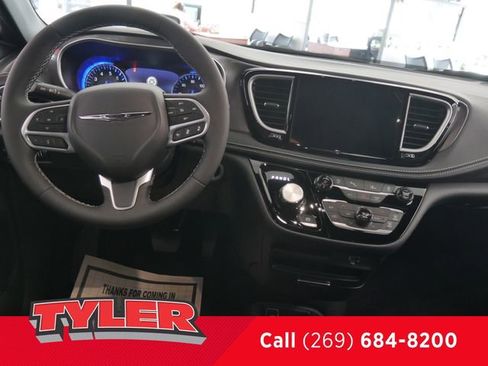 New 2026 Chrysler Pacifica Select image 41