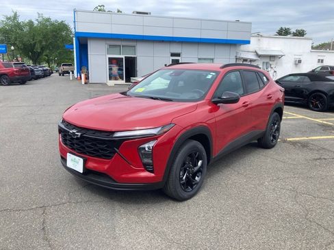 New 2026 Chevrolet Trax LT w/ Midnight Edition FWD image 3