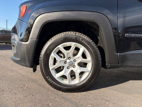 Used 2017 Jeep Renegade Latitude AWD/4WD image 11