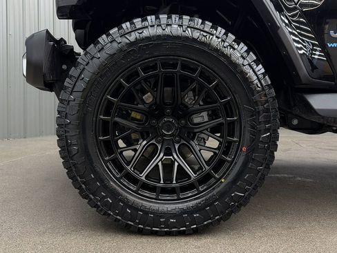 Used 2025 Jeep Wrangler Unlimited Sahara image 9