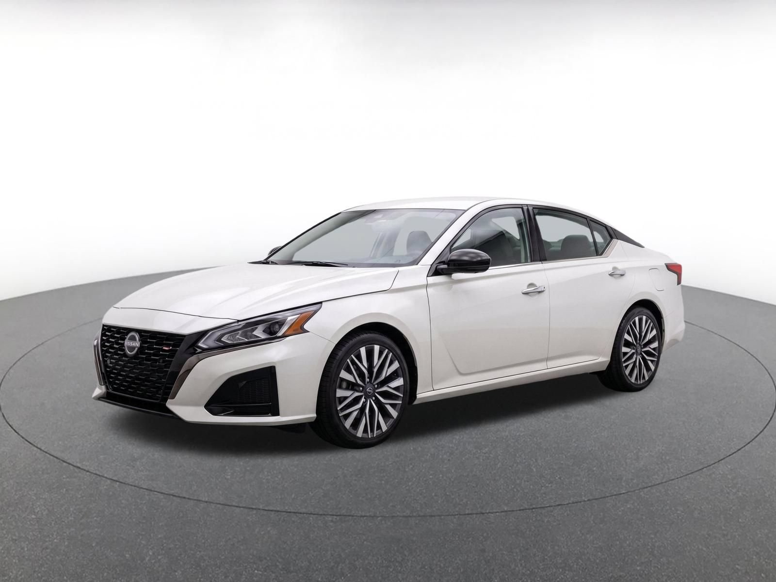 Used 2025 Nissan Altima 2.5 SV FWD image 3