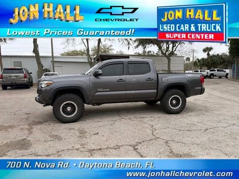 Used 2017 Toyota Tacoma TRD Off-Road w/ Premium & Technology Package image 4
