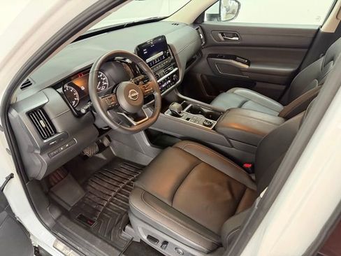 Used 2025 Nissan Pathfinder SL w/ Lighting Package (N92) image 14