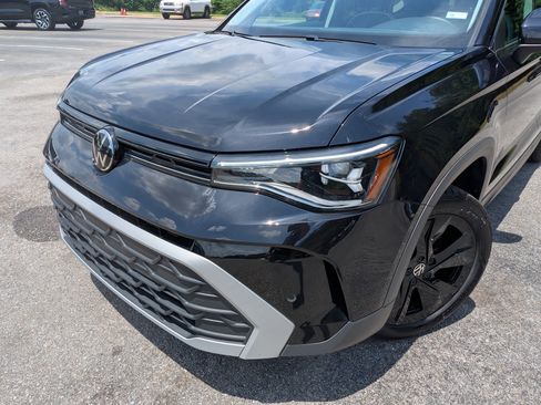 Used 2025 Volkswagen Taos SE w/ Black Wheel Package FWD image 13