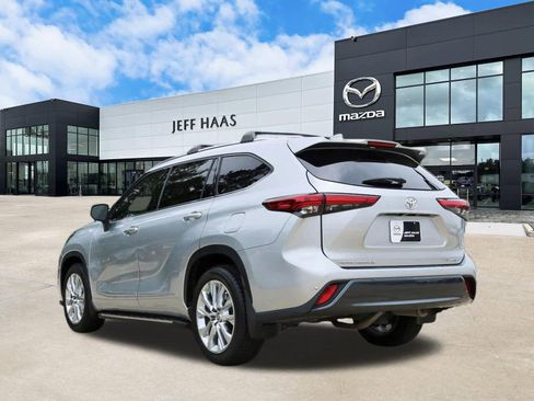 Used 2023 Toyota Highlander Limited FWD image 2