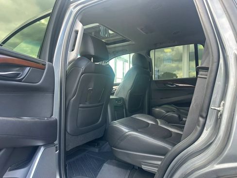Used 2019 Cadillac Escalade Luxury AWD/4WD image 11