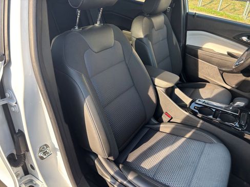 Used 2025 Chevrolet Trax LT w/ LT Convenience Package image 35