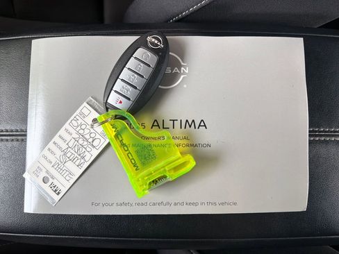 Used 2025 Nissan Altima 2.5 SV FWD image 34