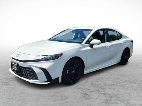 Used 2025 Toyota Camry SE FWD image 3