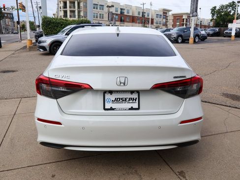 Used 2022 Honda Civic Touring image 4