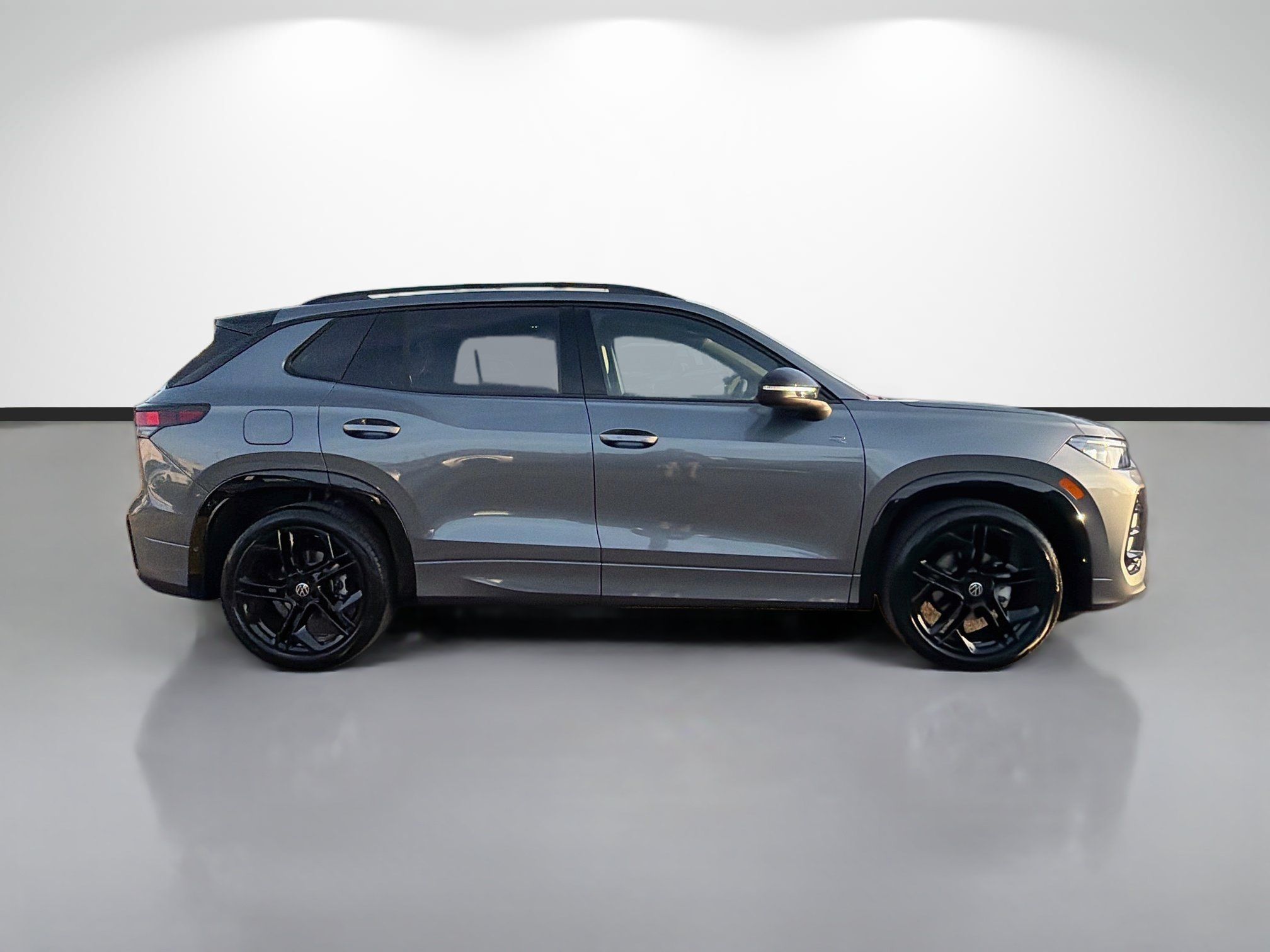 Certified 2026 Volkswagen Tiguan SE R-Line FWD image 2