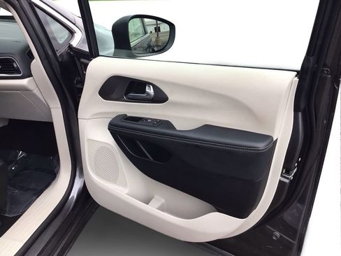 Used 2023 Chrysler Pacifica Touring-L FWD image 21