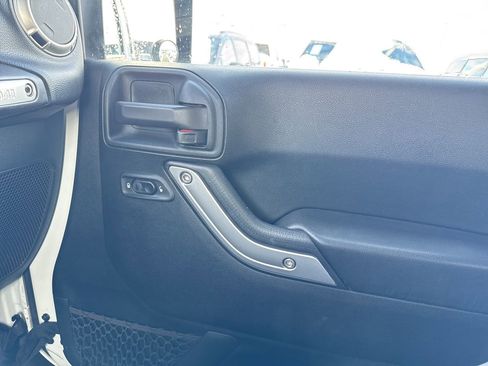 Used 2018 Jeep Wrangler Unlimited Sahara image 25