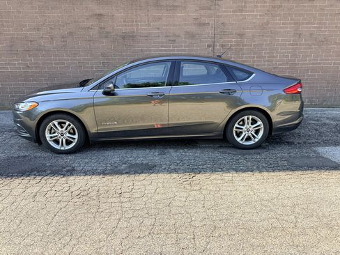 Used 2018 Ford Fusion SE FWD image 2