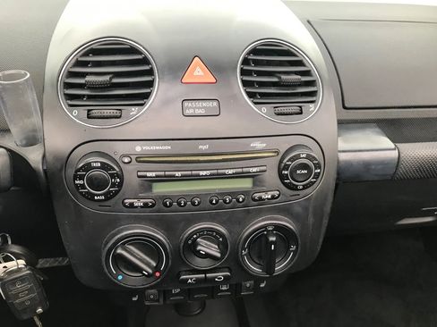 Used 2006 Volkswagen Beetle Convertible w/ Package 1 image 18