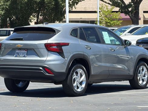 Used 2024 Chevrolet Trax LS w/ LS Convenience Package FWD image 3