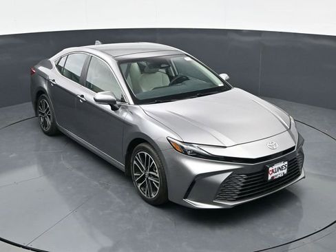 Used 2025 Toyota Camry XLE AWD/4WD image 27