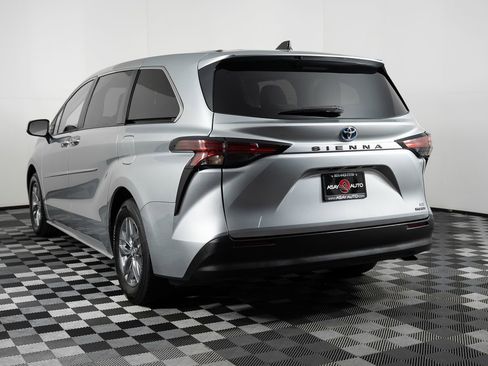Used 2022 Toyota Sienna LE image 5