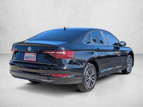 Used 2021 Volkswagen Jetta SE w/ SE Cold Weather Package image 5