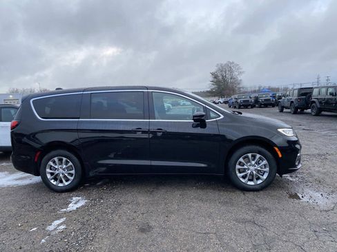 New 2026 Chrysler Pacifica Select image 2