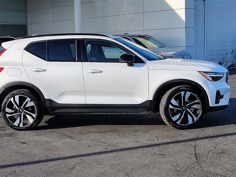 Certified 2025 Volvo XC40 B5 Plus image 2
