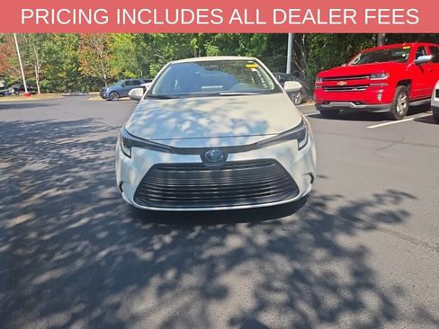 Used 2024 Toyota Corolla LE FWD image 2