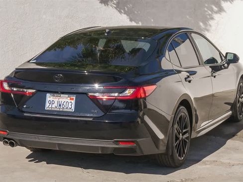 Used 2025 Toyota Camry SE image 7