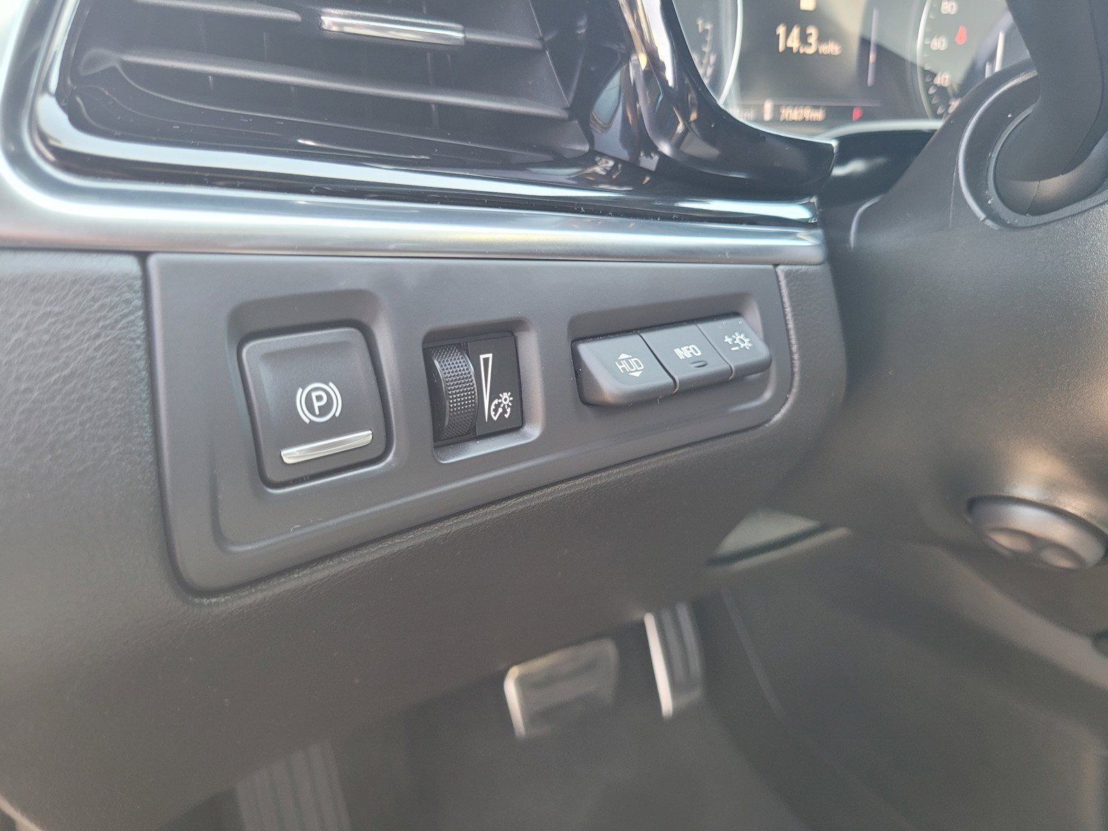 Used 2024 Cadillac XT6 Sport w/ Technology Package AWD/4WD image 16