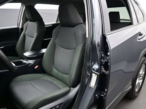 Used 2025 Toyota RAV4 XLE AWD/4WD image 12