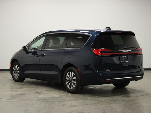 Used 2025 Chrysler Pacifica Select image 6