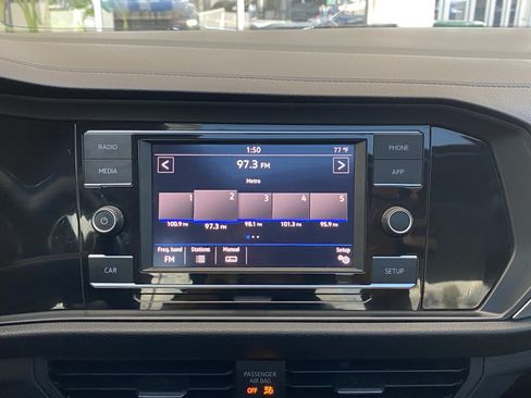 Used 2019 Volkswagen Jetta SE FWD image 3