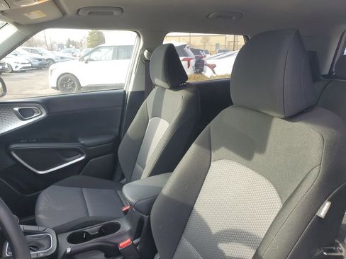 Used 2025 Kia Soul LX w/ LX Technology Package image 10