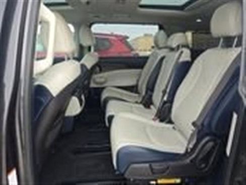 Used 2025 Kia Carnival SX w/ SX Dark Edition Package image 8