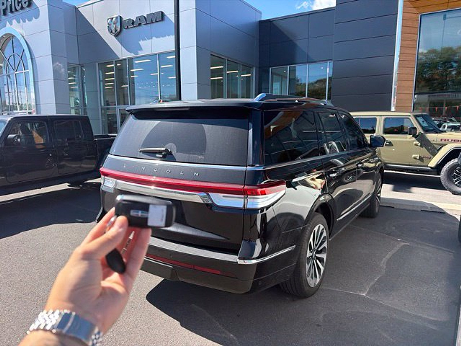 Used 2024 Lincoln Navigator Reserve AWD/4WD image 5