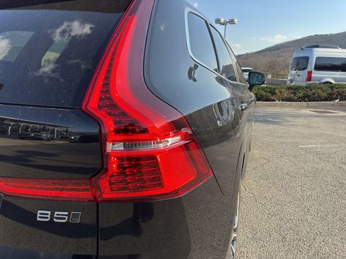 Used 2022 Volvo XC60 B5 Momentum w/ Advanced Package image 4