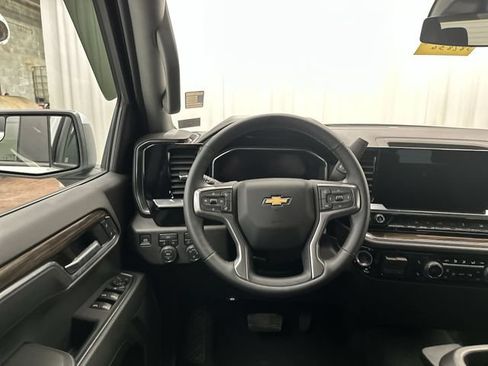 Used 2025 Chevrolet Silverado 1500 LT AWD/4WD image 14