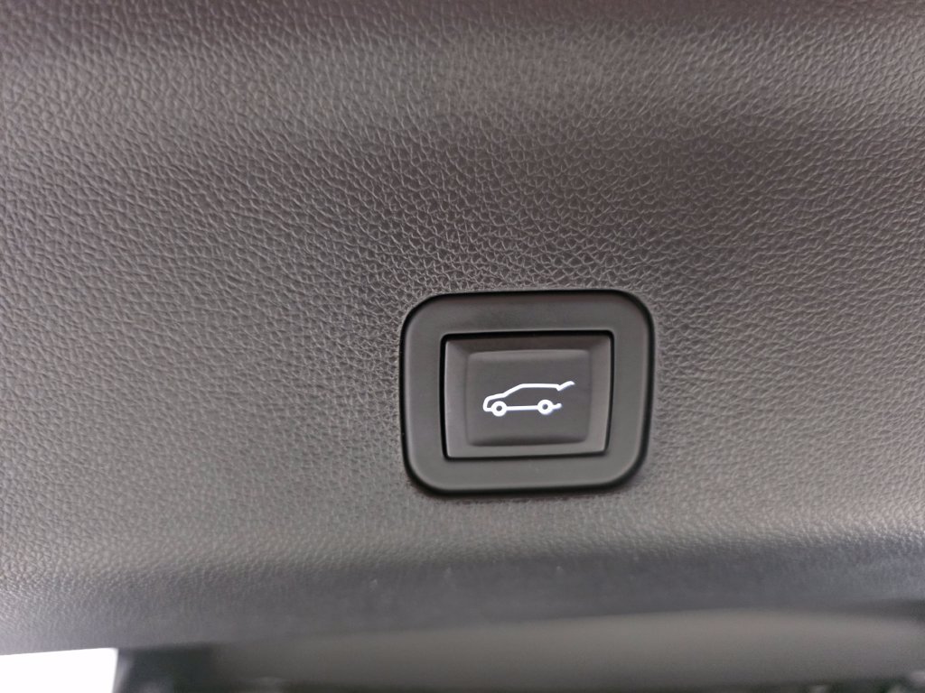 Used 2024 GMC Yukon Denali Ultimate w/ LPO, Floor Liner Package AWD/4WD image 12