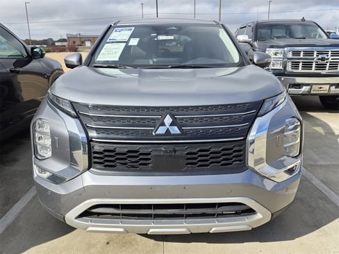 Used 2024 Mitsubishi Outlander SE image 2