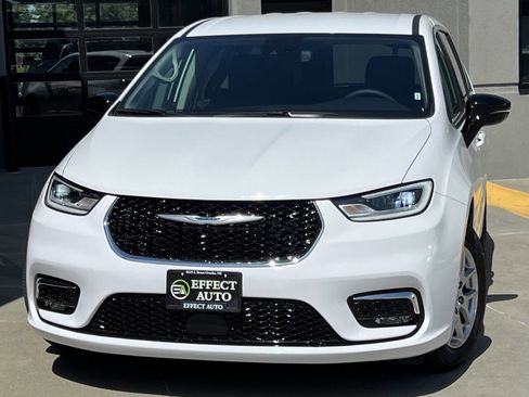 Used 2024 Chrysler Pacifica Touring-L image 3