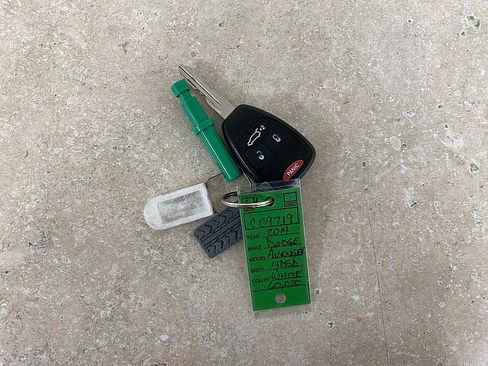 Used 2014 Dodge Avenger SE image 28