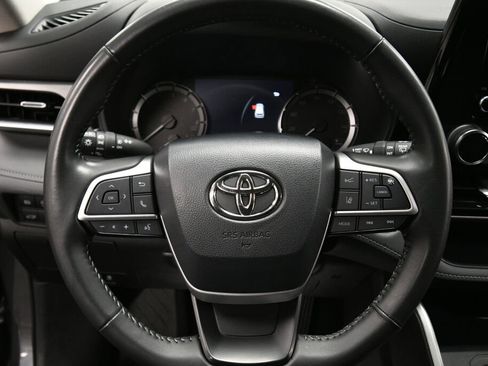 Certified 2024 Toyota Corolla Cross LE image 12