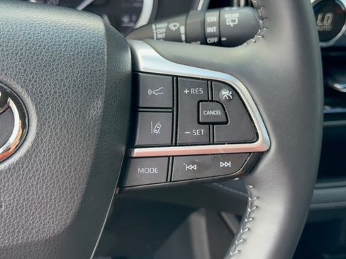 Used 2022 Toyota Highlander XSE FWD image 19