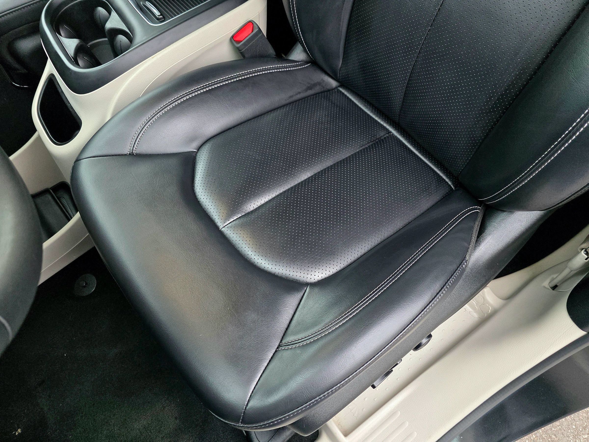 Used 2023 Chrysler Pacifica Touring-L FWD image 39