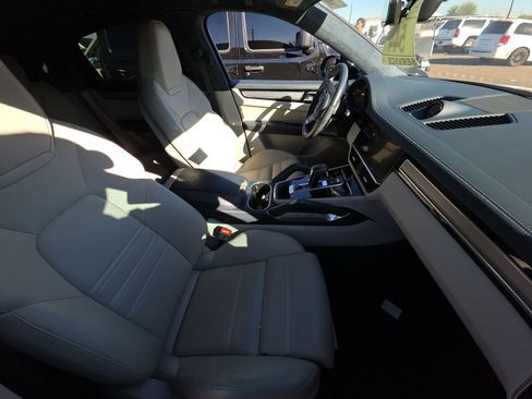 Used 2020 Porsche Cayenne Turbo S image 7