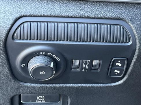 Used 2024 Jeep Wagoneer L Series II RWD image 28